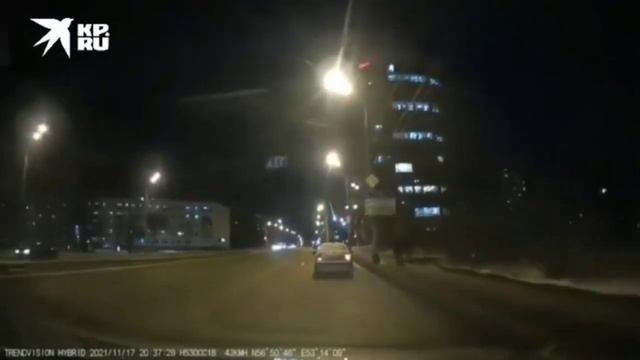 Падающий на Землю светящийся метеороид. смотреть онлайн