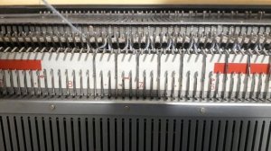 Как я начинаю вязать шапку-тыковку пгромышленной резинкой. Без сдвига игольницы.