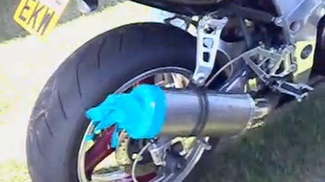Rubber glove on Kawasaki ZX7 exhaust смотреть онлайн