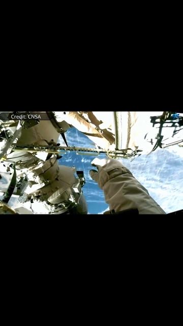Китайские астронавты выходят в открытый космос смотреть онлайн