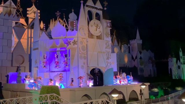 It's A Small World Clock Tower Disneyland смотреть онлайн