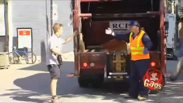 Мальчик в мусорке смотреть онлайн