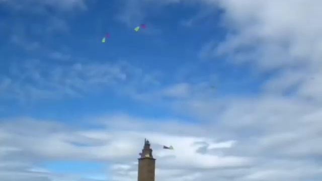 VUELO DE COMETAS, con la Torre de Hercules de fondo смотреть онлайн