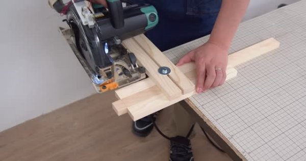 Сделай сам: простая направляющая для циркулярной пилы [ЛАЙФХАК]