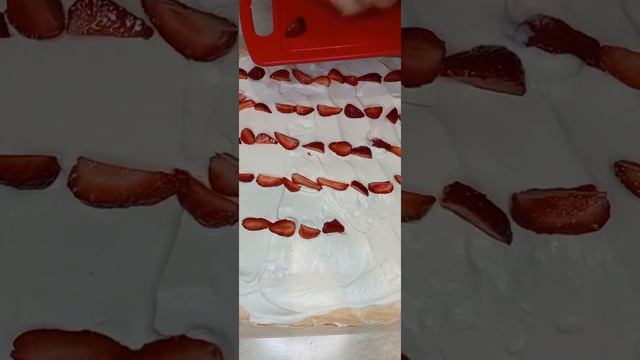 Меренговый РУЛЕТ с сливками и клубникой. смотреть онлайн
