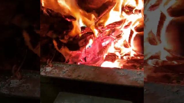 Звуки огня в буржуйке смотреть онлайн