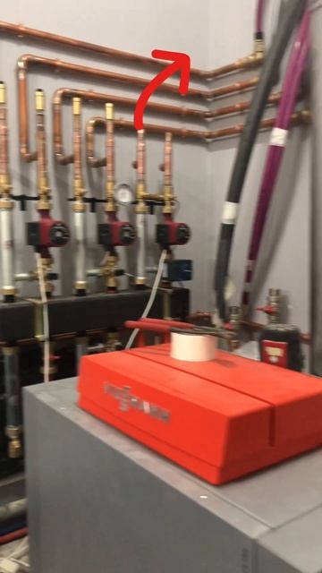 Момент от монтажа котельной #shortsvideo #отопление #heatingpumpsystem #котел #котельная #heating смотреть онлайн
