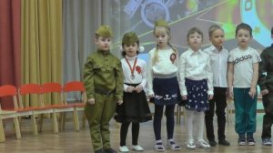 Дети поют песню «А Закаты Алые» к Дню Победы