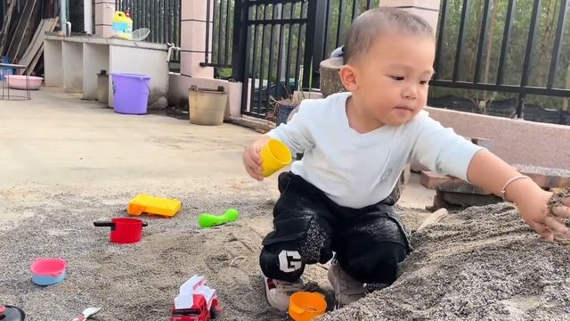 小航航要去野炊了，把锅碗瓢盆全搬出来，小黑叔叔还教他抛锅炒菜 смотреть онлайн