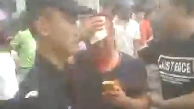Disgusting Chinese cops In Chongqing ShuangFu Market conflict (3/8/2016) смотреть онлайн