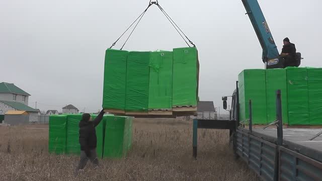 Разгрузка газосиликатных блоков (пеноблок) Технология HEBEL завод ЛЗИД подъемным краном в поле. смотреть онлайн