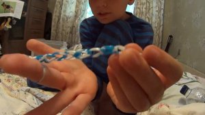 Плетём браслет из резинок на пальцах