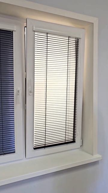 Установка горизонтальных алюминиевых жалюзи 25мм на створку "Жалюзи-Хит" смотреть онлайн