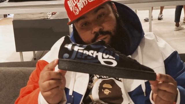 Unboxing the PUMA Suede 50 x Pepsi смотреть онлайн