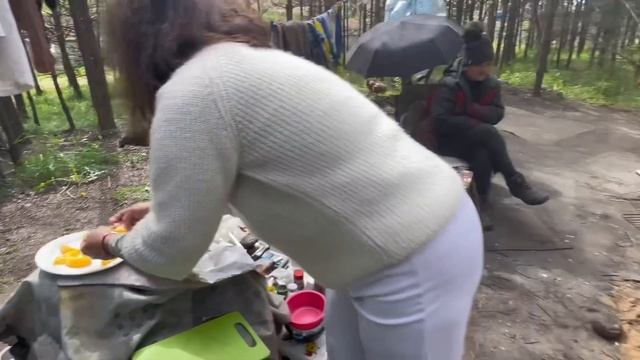 Люди свалки, Лена сжигает деньги и жарит курицу. Жизнь на свалке. Витя мусорщик