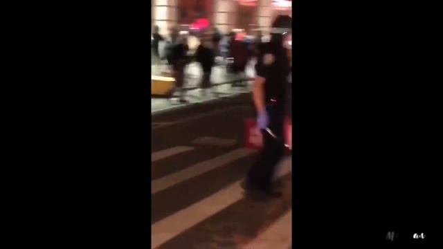 Беспорядки в Америке Нью Йорк Полицейский направляет пистолет на протестующих смотреть онлайн