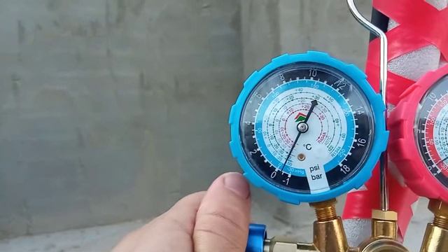 شحن كمية غاز للسبلت بعد فحص الضغط الخاص به .فديو سريع . смотреть онлайн