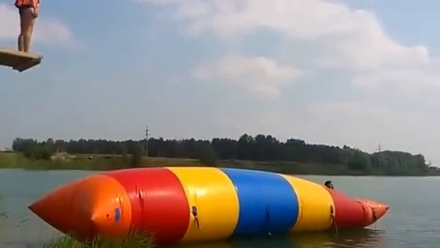 Опасный прыжок в озеро с батута