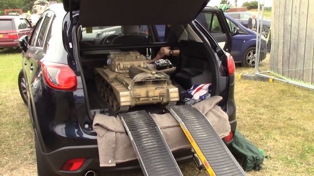 Unloading an Armortek 1/6 scale 140kg Comet tank from a car смотреть онлайн