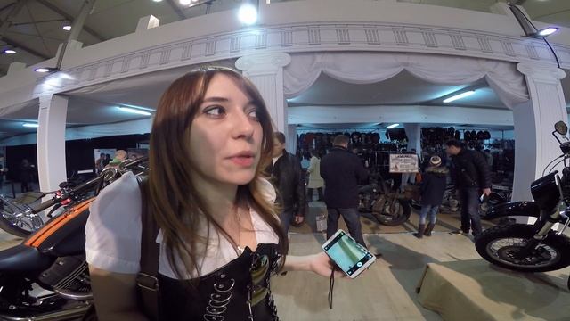 Красотки и мотоциклы. Девушка Настя владеет тремя байками и посещает выставки, вроде "Мотозима 2015" смотреть онлайн