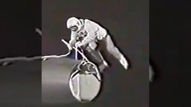 Разбор видео про выход в открытый космос смотреть онлайн