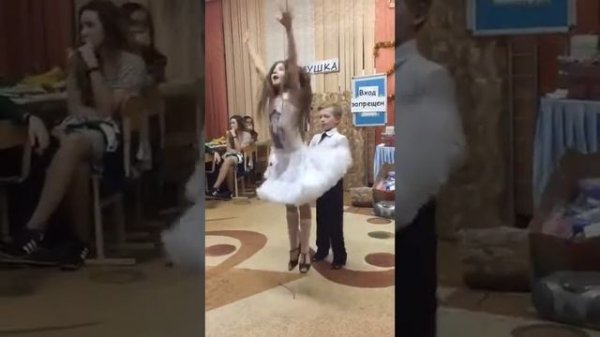 Михаил Фатин и София Зеленчук танцуют в школе Планета на НГ