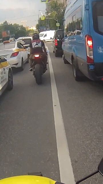 Мегавыхлоп литрового Kawasaki ZX-10R – спорт, шорты, футболка и кеды. Приключения Эдика на полтосе смотреть онлайн