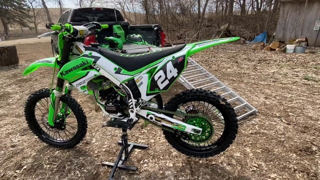Part 5 - 2005 KX 125 complete restoration with unique colors all white frame all black motor смотреть онлайн