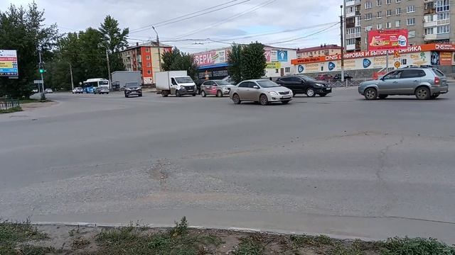 Работа светофора на пересечении улиц Нефтезаводская и 22 Апреля в городе Омске. смотреть онлайн