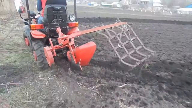 Весенняя вспашка.