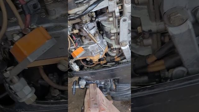 1969 Mercury 50hp 4-cylinder outboard carburetor removal. смотреть онлайн