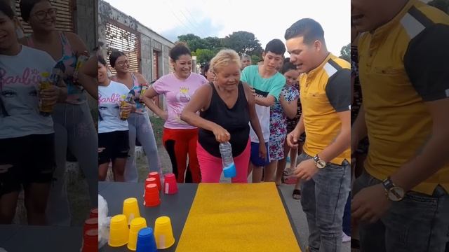 El que pare La botella Gana Mercado y 1 Ventilador Con Los vasos de la suerte Final-inesperado😱 смотреть онлайн