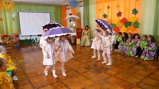 Танець з парасольками на осінньому святі 2020 в старшій групі .Муз. кер. Максюта Г. В. смотреть онлайн