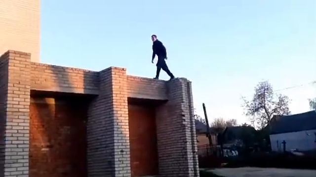 Прыжок с крыши второе этажа в кучу песка смотреть онлайн