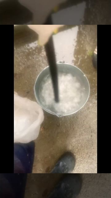 Поставили маяки по леске и сделали стяжку по леске, получилось #маякиполесек #стяжкапола #маяки