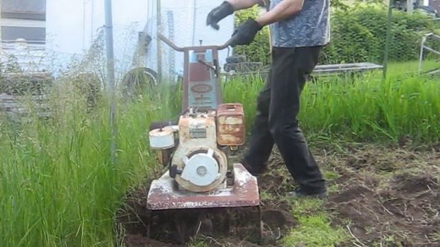 72 Briggs 8 Horse RotoTiller in Operation смотреть онлайн