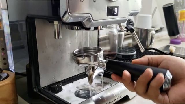 Espresso machine back flush cleaning using URNEX Cafiza 2 смотреть онлайн