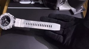 Casio G-Shock GA-2200GC-7ADR unboxing