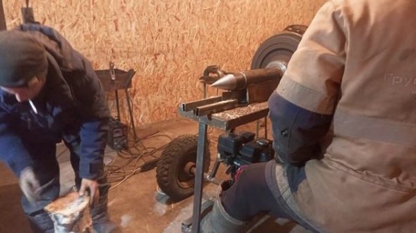 Конусный дровокол,с бензиновым двигателем 7л.с