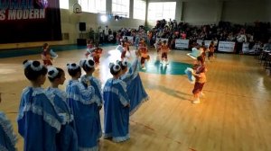 Лялечка танцует.