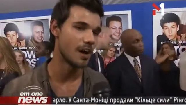 Тейлор Лотнер Закрутив Службовий Роман. EmOneNews (31.07.13) смотреть онлайн