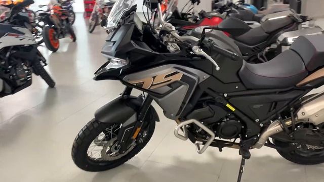 Voge 650DSX Black смотреть онлайн