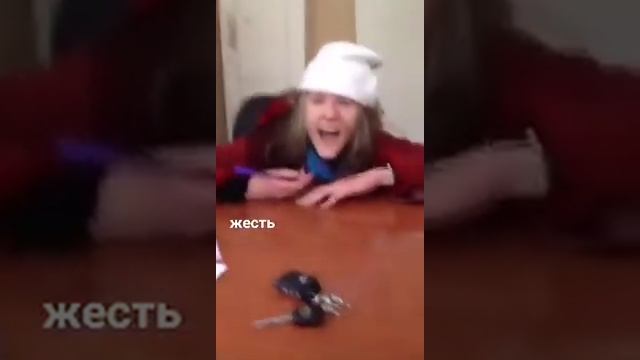 Гаишники остановили пьяную девушку за рулём и поиздевались над ней при оформлении протокола смотреть онлайн
