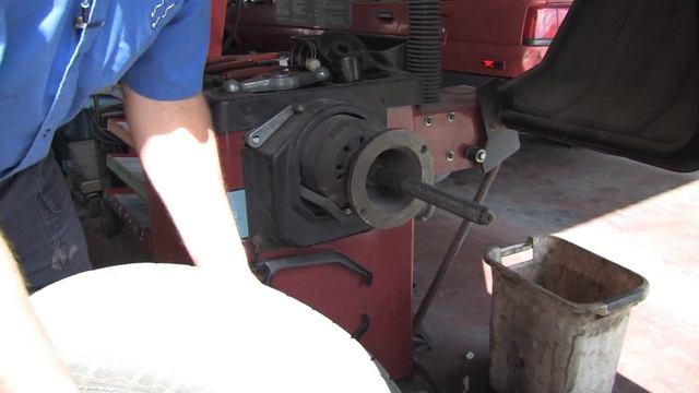 Car Problems & Maintenance : How to Calibrate a Tire Balancer смотреть онлайн