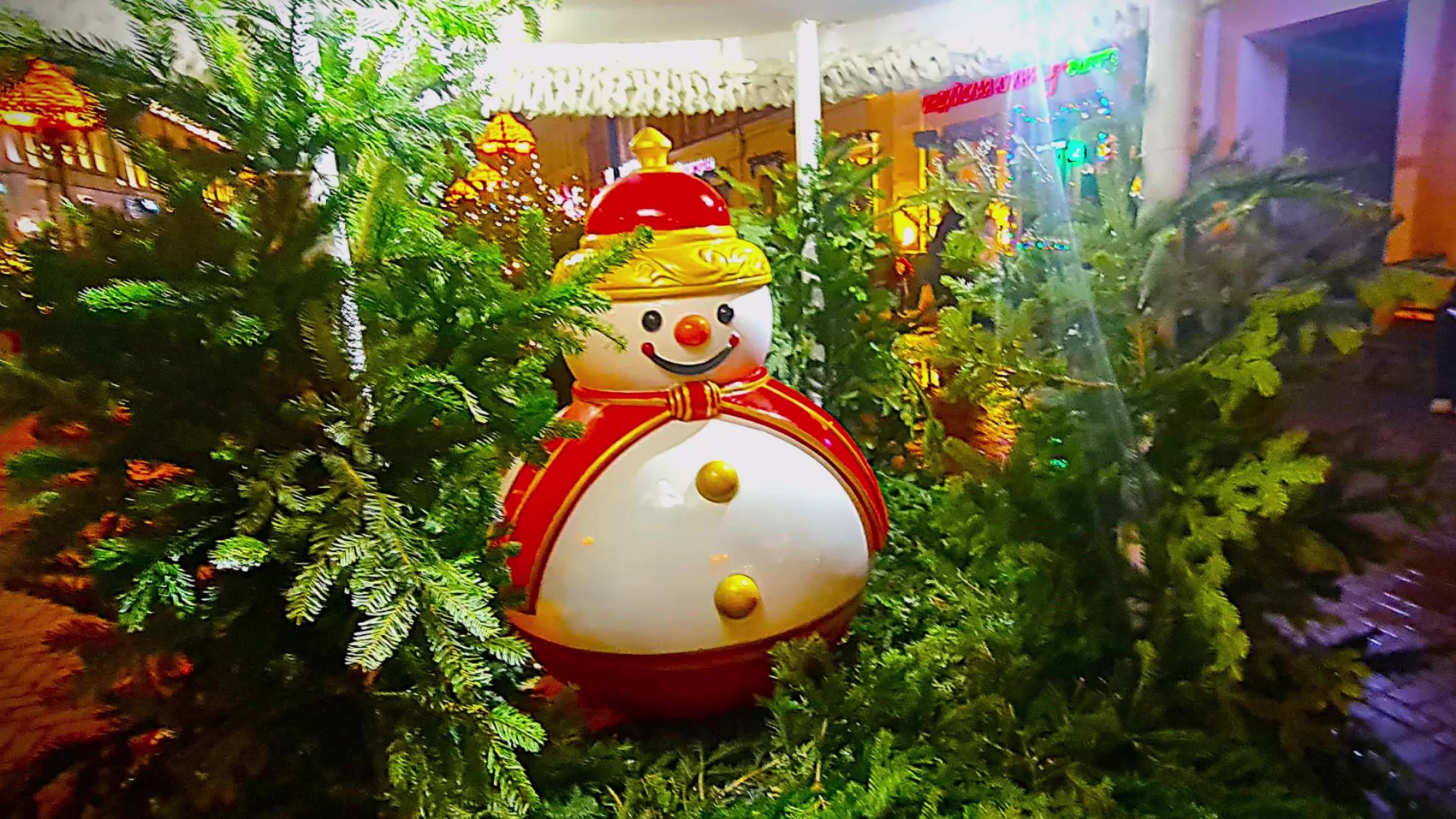 #Новогодний #вечер. #АРБАТ в #Москве бурлит. В #ювелирном #сияют #витрины. Красные мишки и ели 2025 смотреть онлайн