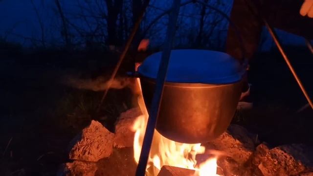 НОЧУЕМ С ЖЕНОЙ В ПАЛАТКЕ НА УГЛЯХ!