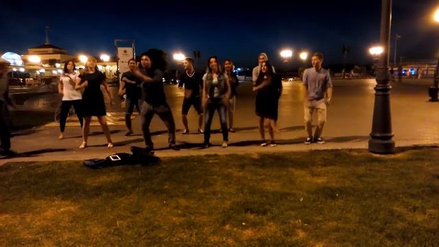 Вожатые ЮЖД танцуют в центре города