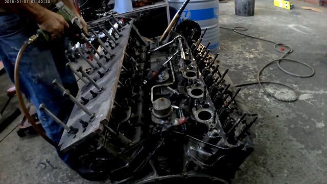 Jaguar V12 cylinder head removal, the easy way смотреть онлайн