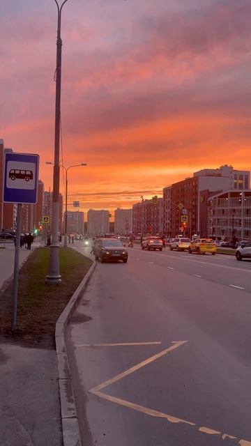 Огненные закаты в Москве, как картина для художников #москва #закат #солнцемосквы #вечерняяпрогулка смотреть онлайн