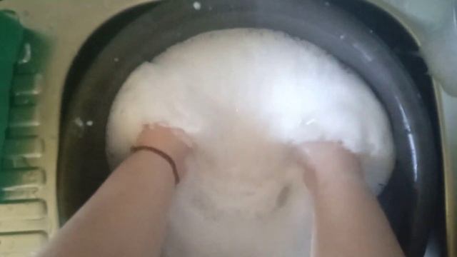 ASMR #sponges 🧽 #rinsing /полоскание губок#асмр #asmr #spongesqueeze